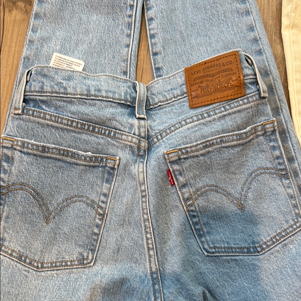 Levi's Light Blue Straight Fit Jeans women wedgie size 24 x cropped